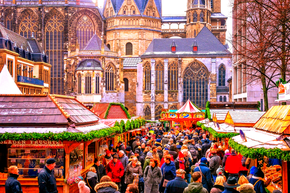 UNESCO-Weltkuturerbe Aachener Dom mit Weihnachtsmarkt