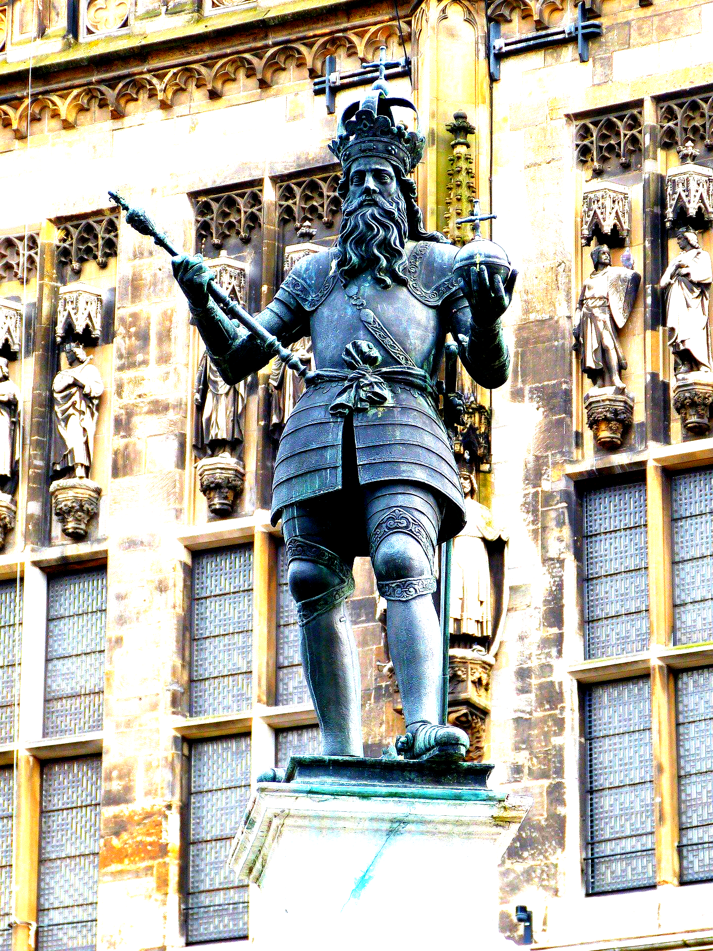 Entdecken Sie jetzt mit SDS STADTFÜHRUNGEN auch die Kaiserstadt Aachen! Bestaunen Sie hier u.a. den Karlsbrunnen (Marktbrunnen) auf dem Marktplatz vor dem Aachener Rathaus (Kaiser Karl der Große, König der Franken) Kaiser Karl Brunnen Aachen SDS STADTFÜHRUNGEN Sascha Seubert in AACHEN
