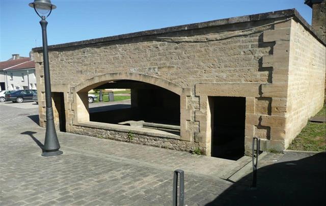 Le lavoir de Dom le Mesnil