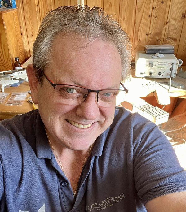 Stefan Wiessmeyer – Gründer der Schmuck-Manufaktur und Designer von exklusivem, handgefertigtem Schmuck seit 1993. Portrait von Stefan Wiessmeyer, Gründer der Schmuck Manufaktur – exklusiver, handgefertigter Schmuck seit 1993