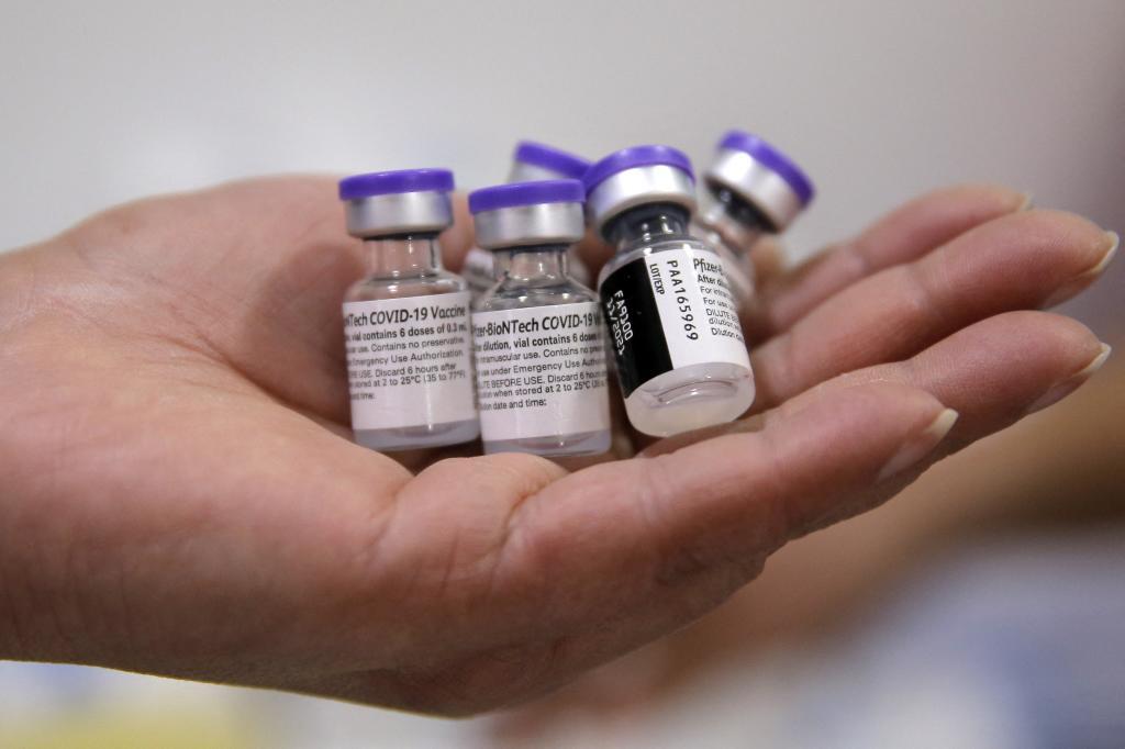 Tercera dosis inoculada con Pfizer o Moderna
