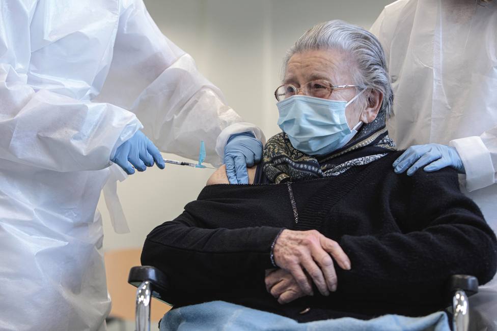 Ancianos y pacientes oncológicos recibirán una tercera dosis en España