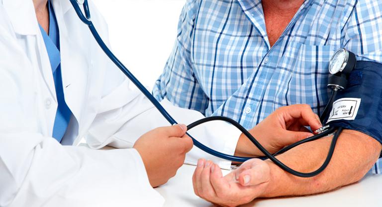 Doctor midiendo la presión arterial Medición de la presión arterial