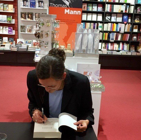 Die Autorin beim Signieren.