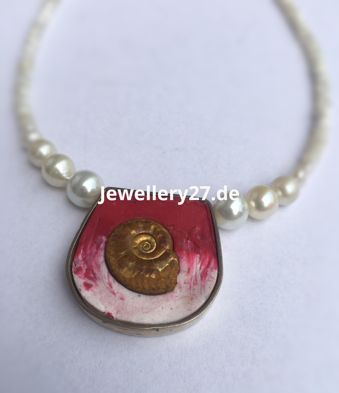 Goldschnecke mit Perlenkette