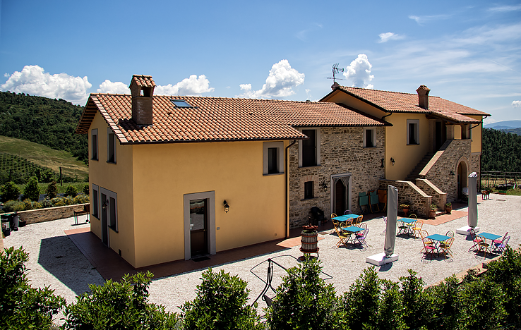 Agriturismo Il Moro: casale e tavoli all'aperto.