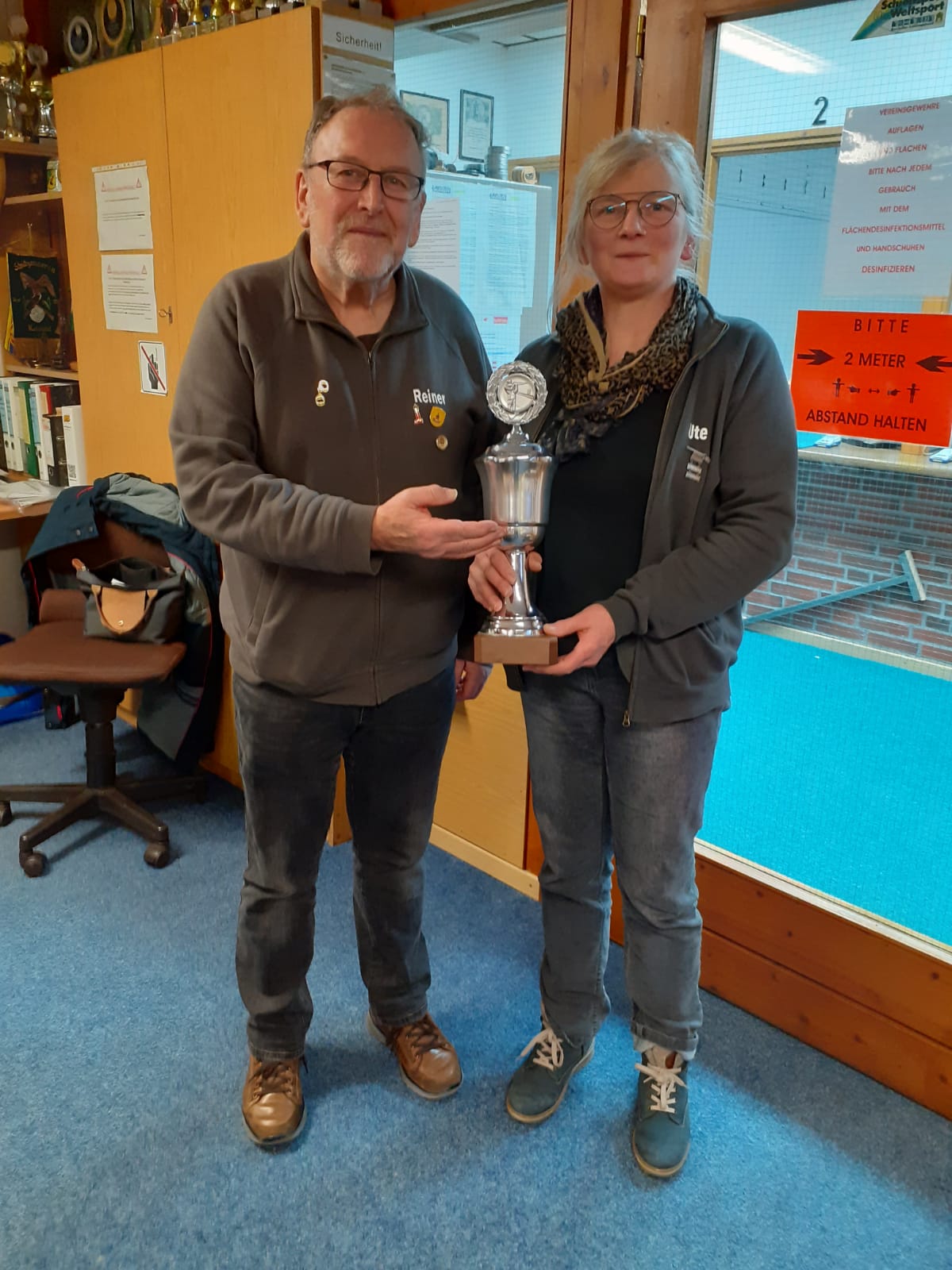 Reiner Meinen überreicht Ute Hülstede den Pokal