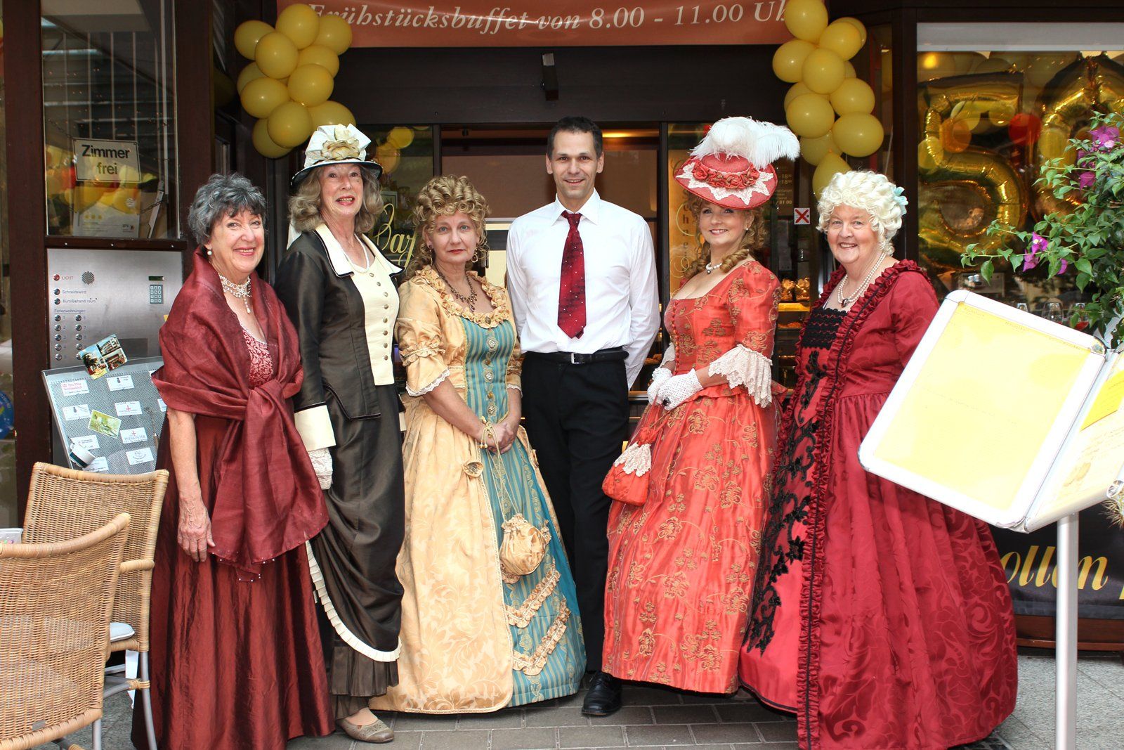 Konditormeister Dirk Schneidewind im Kreis der Fürstentreff-Damen