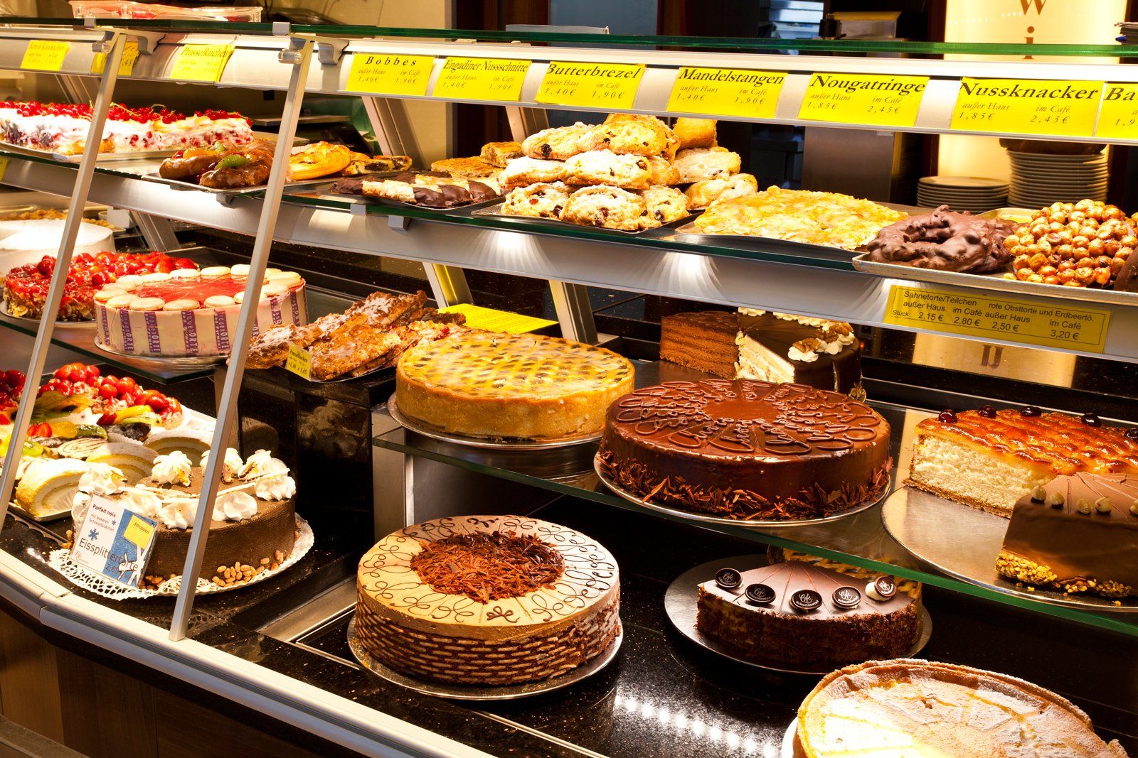 Die Kuchen- und Tortentheke des Café Schneidewind Bad Pyrmont