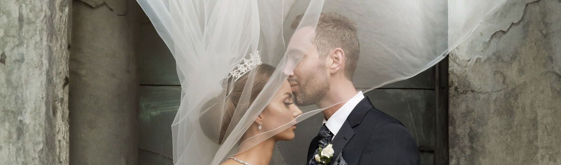 Home - ästhetisches Brautpaatbild mit Schleier