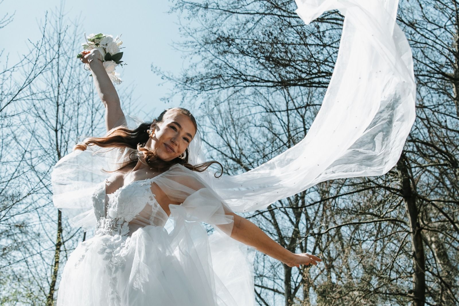 Braut springt vor Freude in die Luft