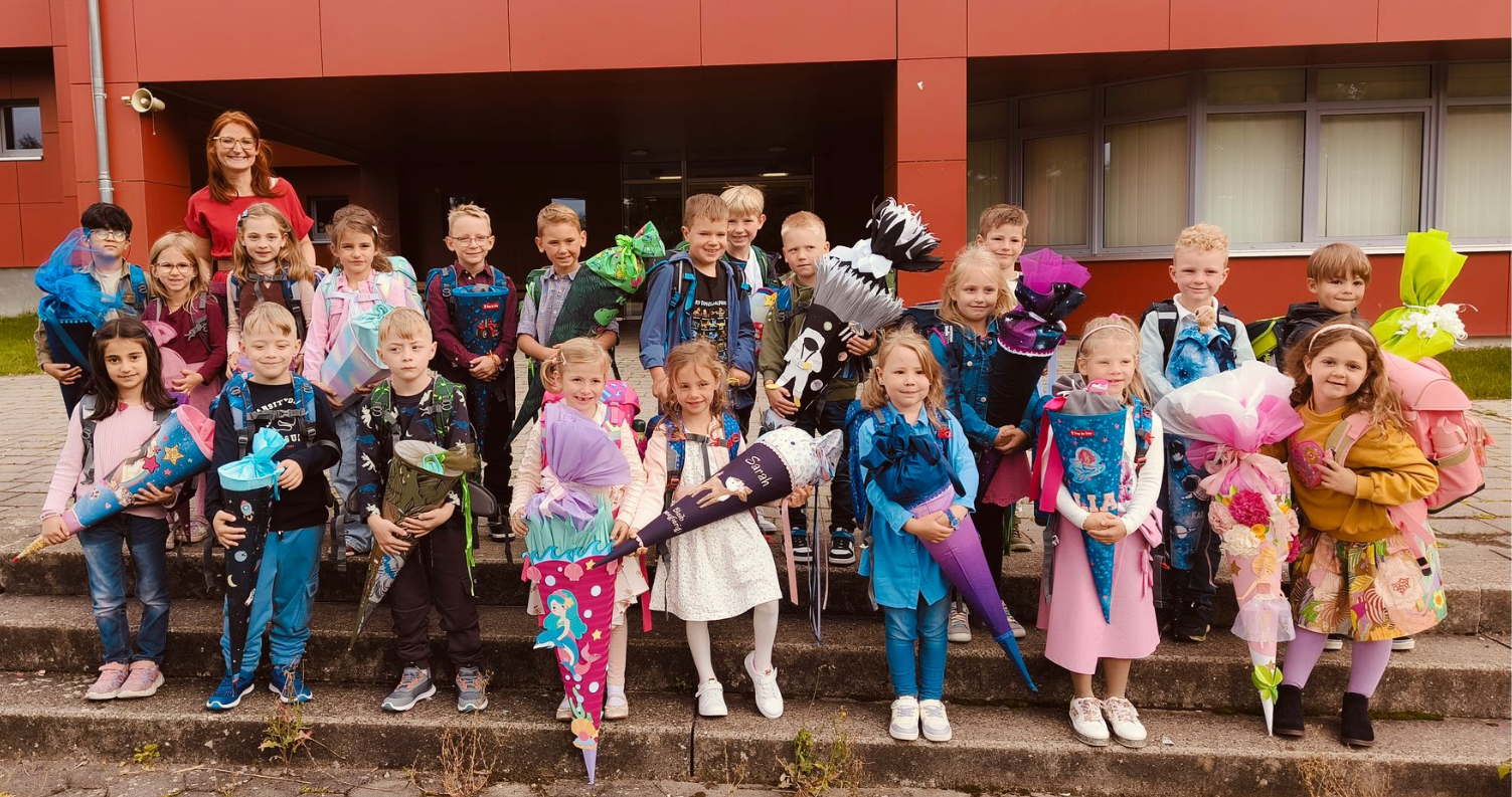 Die Klasse 1a mit ihrer Klassenleiterin Frau Haas