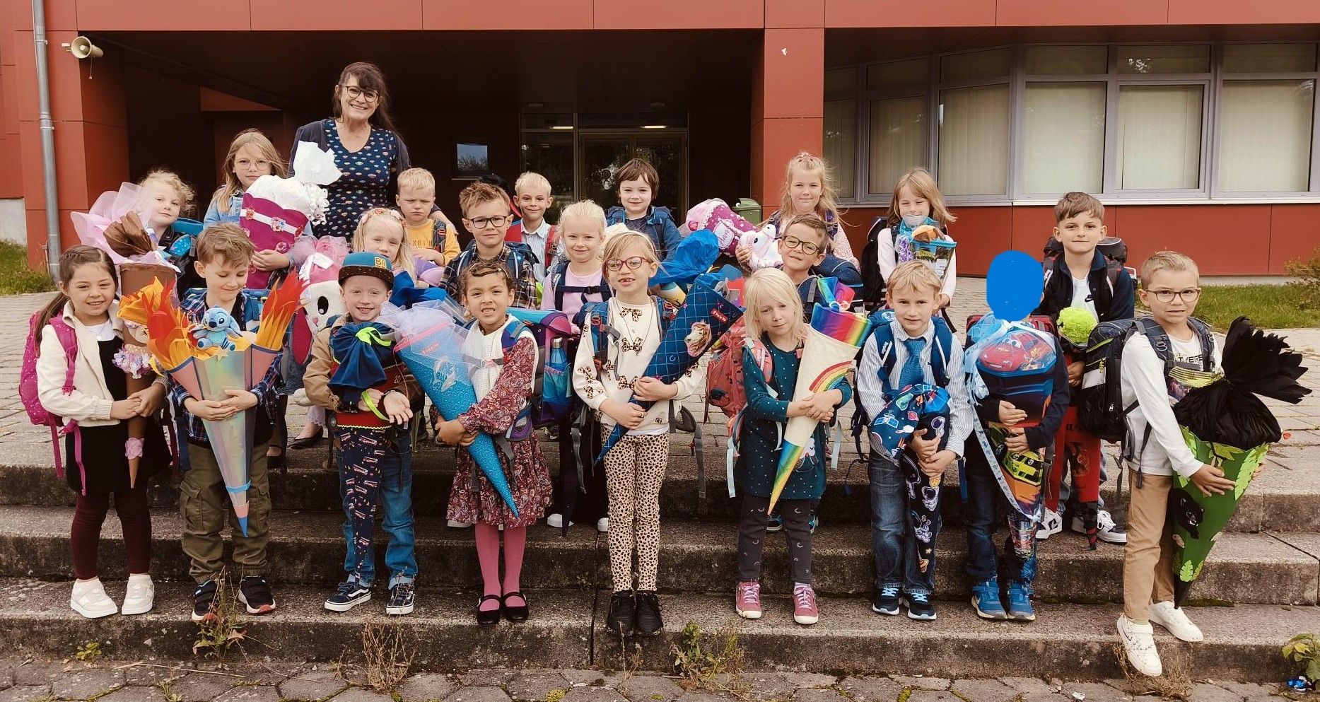 Die Klasse 1b mit ihrer Klassenleiterin Frau Schoppek