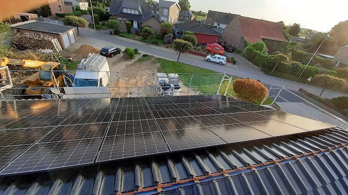 Installation von Solar-Modulen auf einem Dach