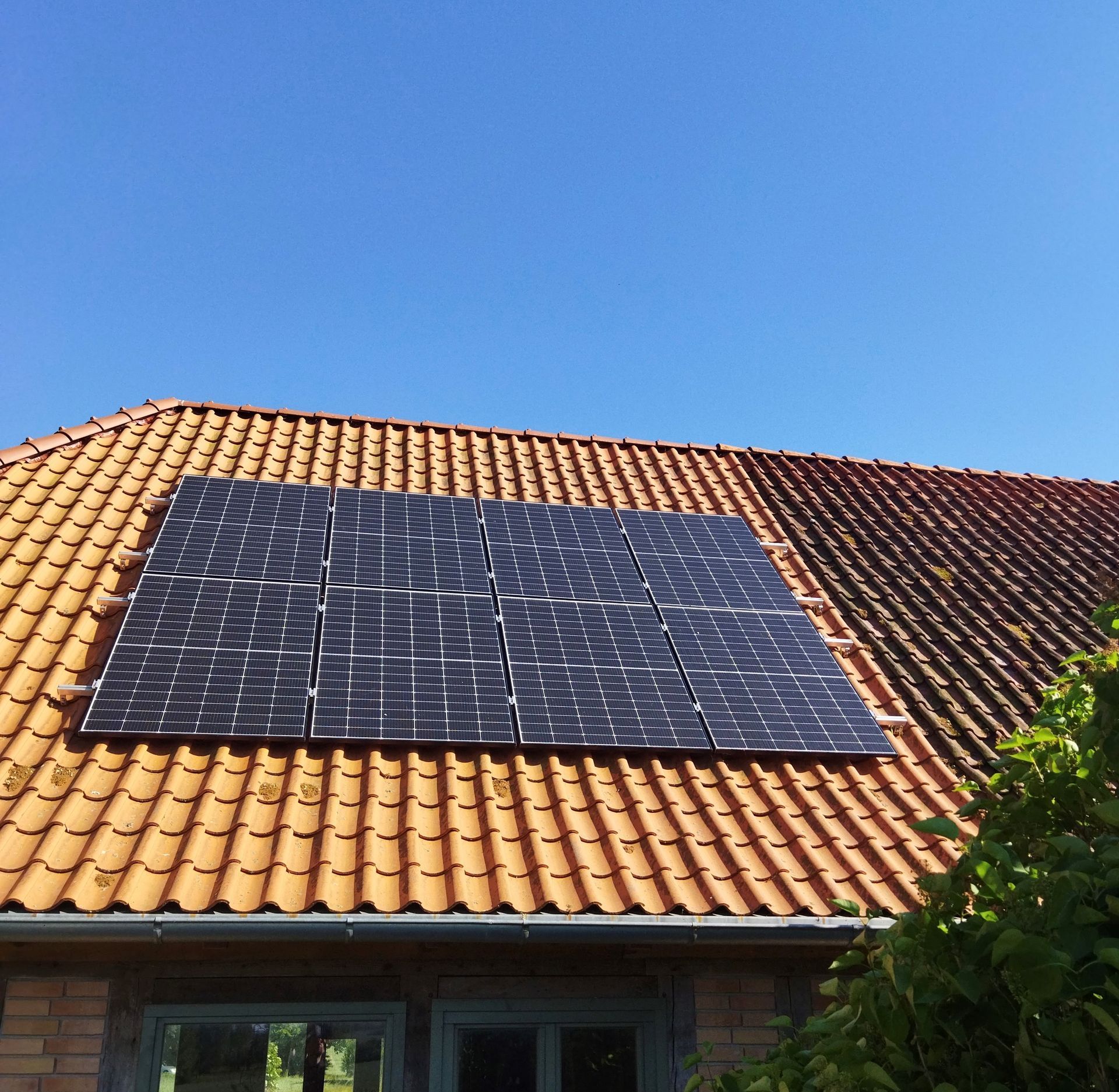 Installation von Solar-Modulen auf einem Dach