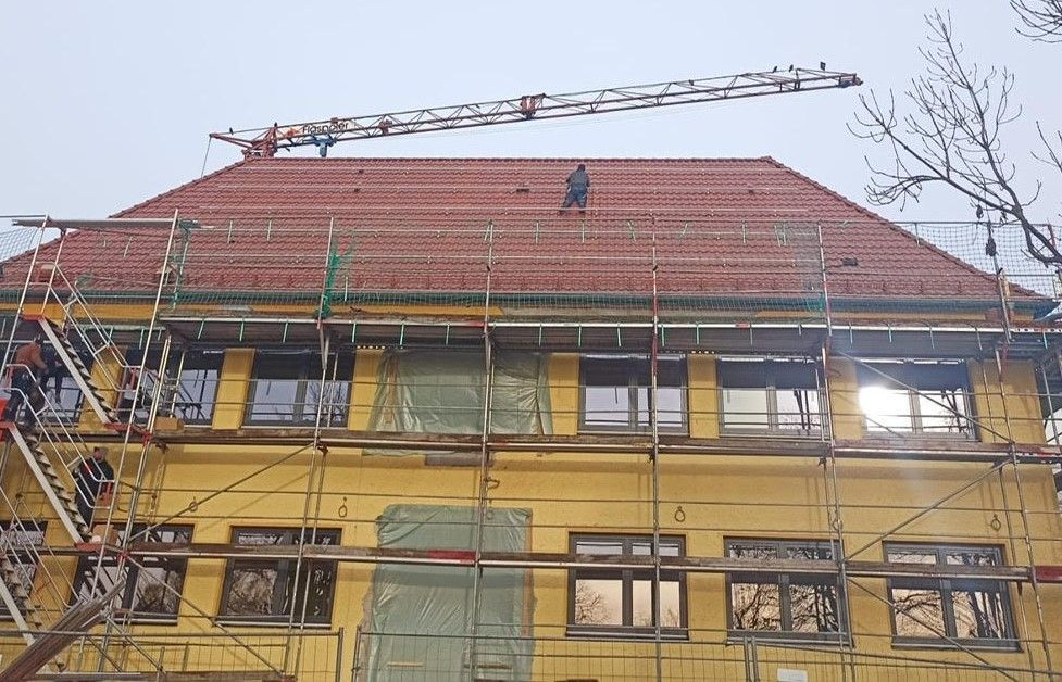 Installation von Solar-Modulen auf einem Dach