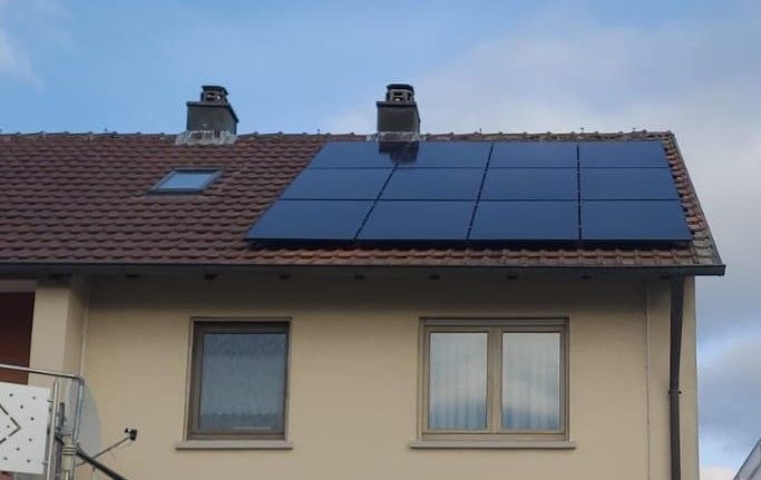 Installation von Solar-Modulen auf einem Dach