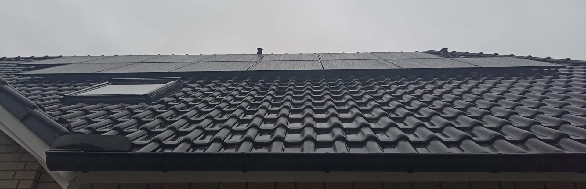 Installation von Solar-Modulen auf einem Dach