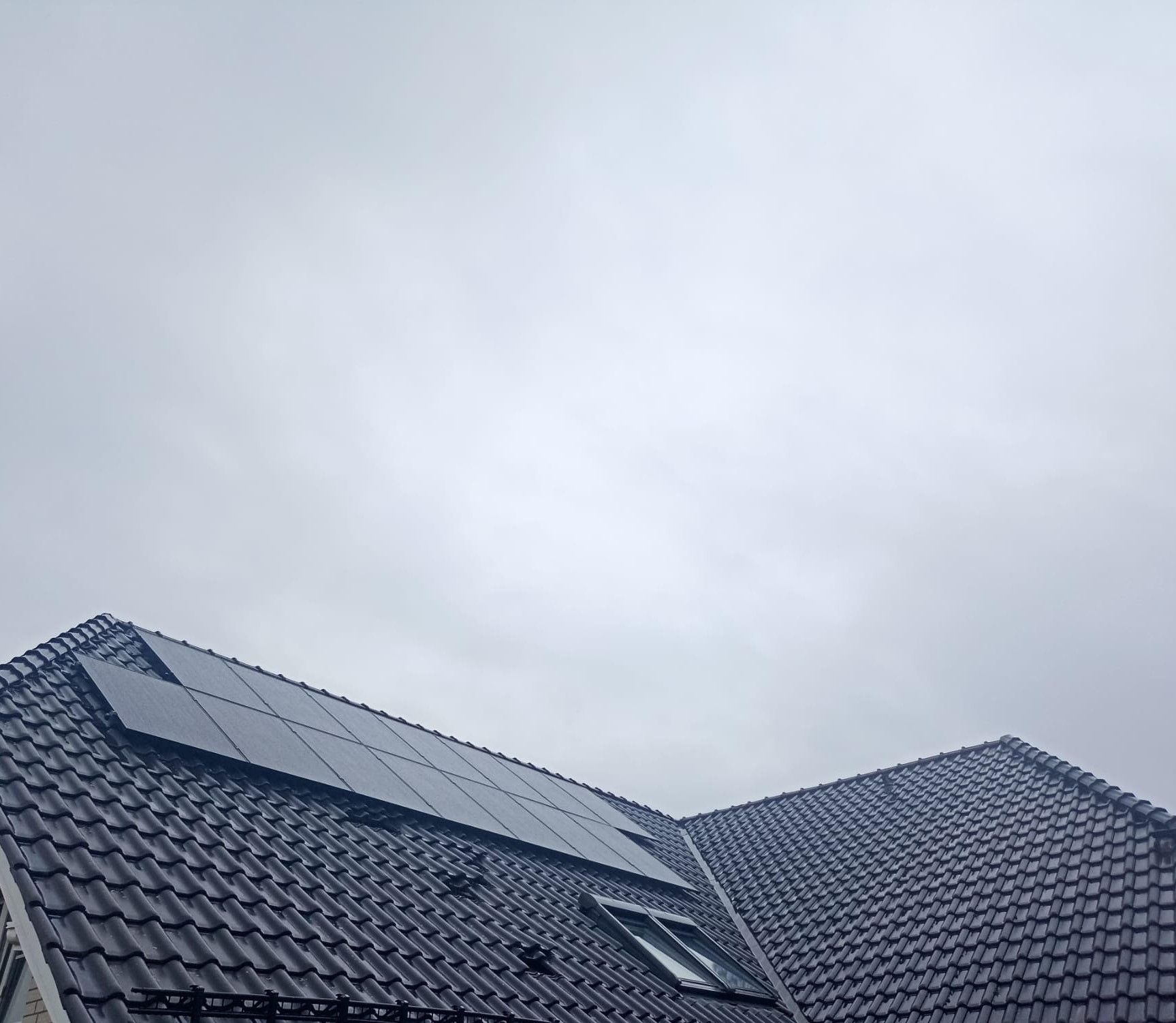 Installation von Modulen auf Ziegeldach