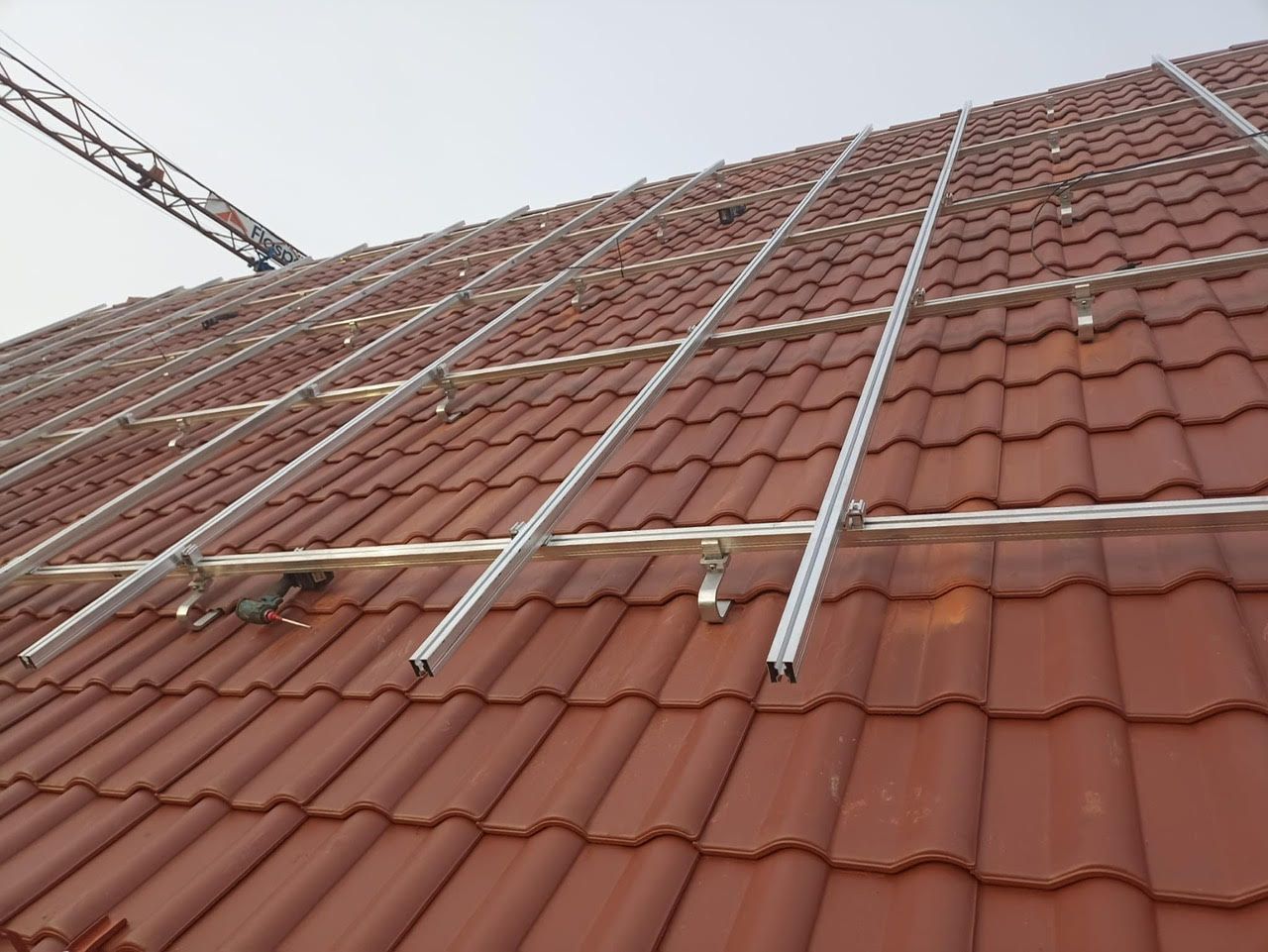 Installation von Solar-Modulen auf einem Dach