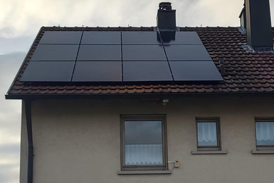Installation von Modulen auf Ziegeldach