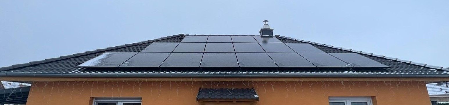 Installation von Solar-Modulen auf einem Dach