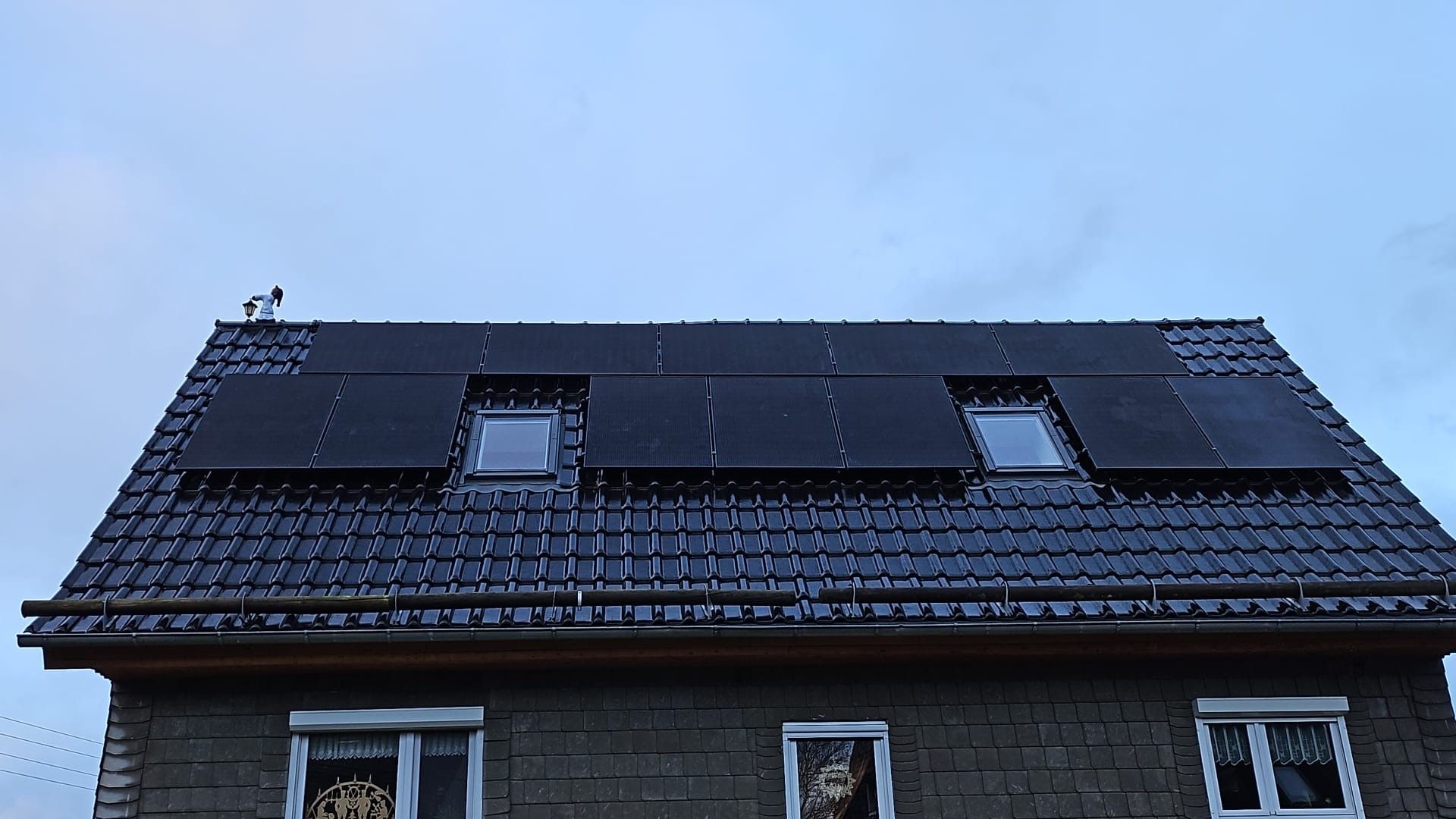 Installation von Modulen auf Ziegeldach