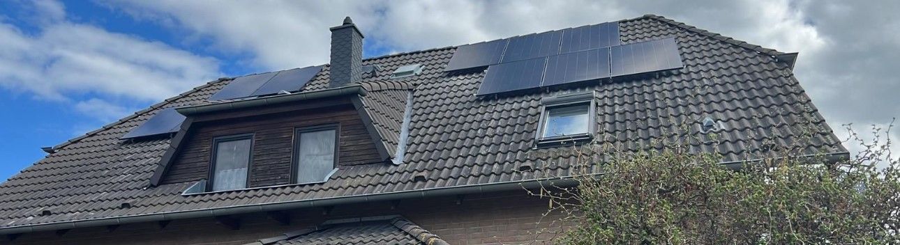 Installation von Modulen auf Ziegeldach