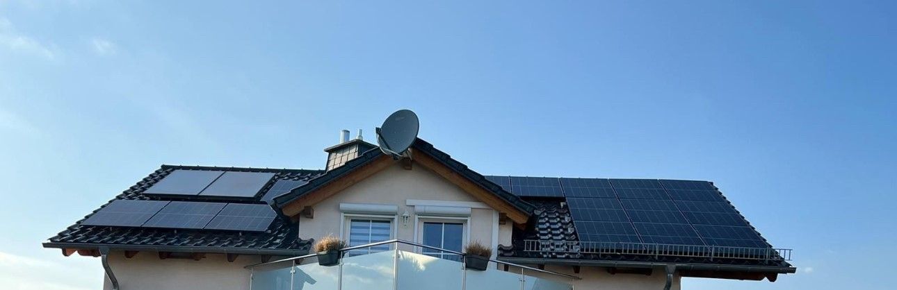 Installation von Modulen auf Ziegeldach