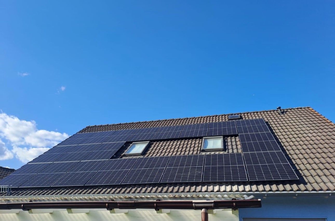 Installation von Modulen auf Ziegeldach