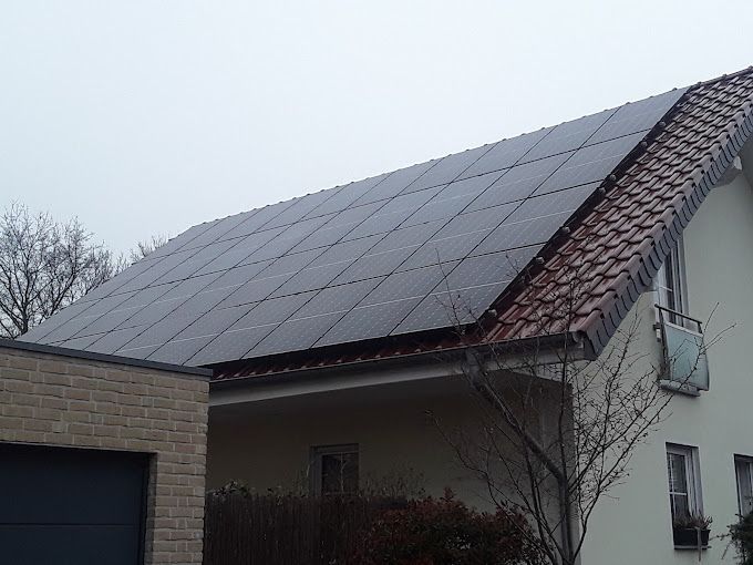 Installation von Modulen auf Ziegeldach