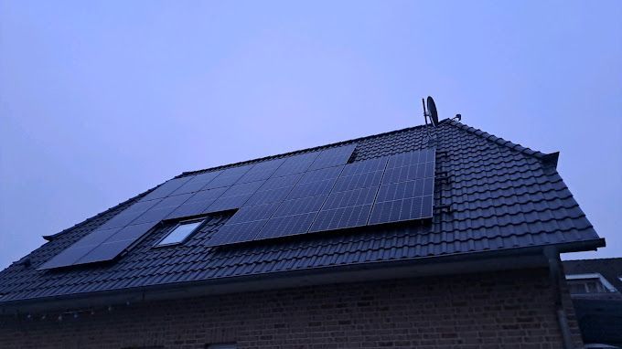 Installation von Modulen auf Ziegeldach