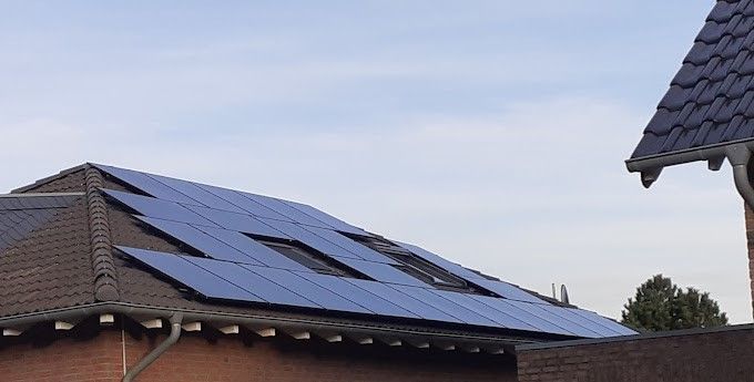 Installation von Modulen auf Ziegeldach