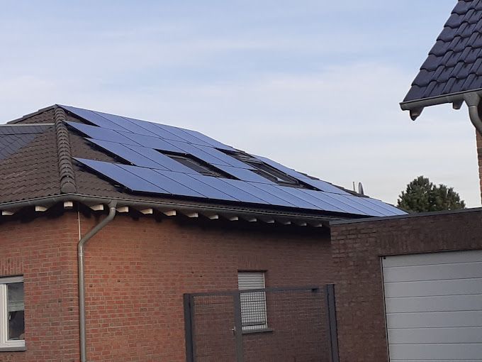 Installation von Modulen auf Ziegeldach