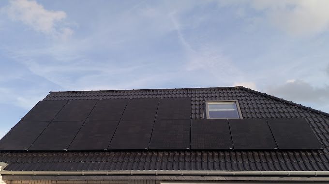 Die Installation von Solar-Modulen auf einem Dach