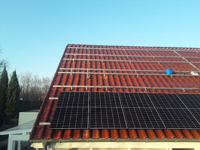 Die Installation von Solar-Modulen auf einem Dach