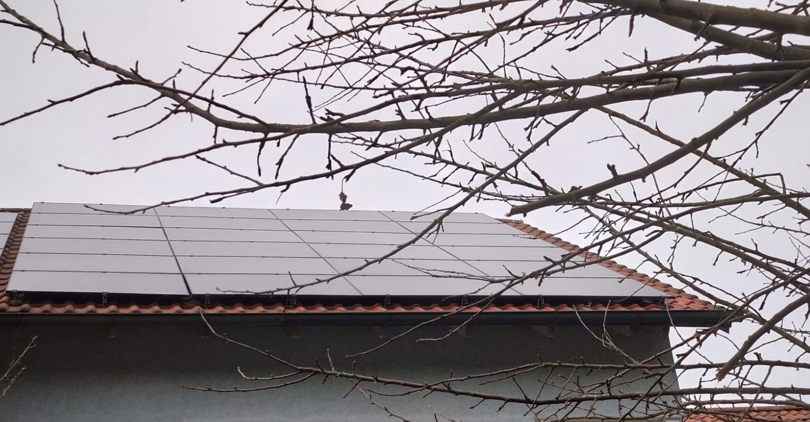 Installation von Modulen auf Ziegeldach