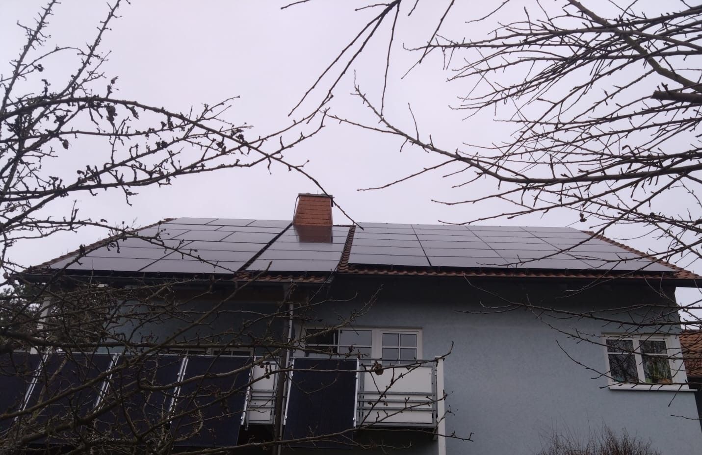 Installation von Modulen auf Ziegeldach