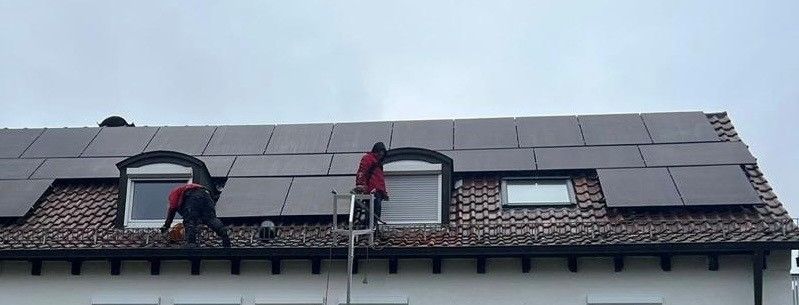 Die Installation von Solar-Modulen auf einem Dach