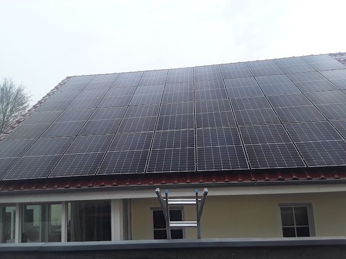 Installation von Modulen auf Ziegeldach