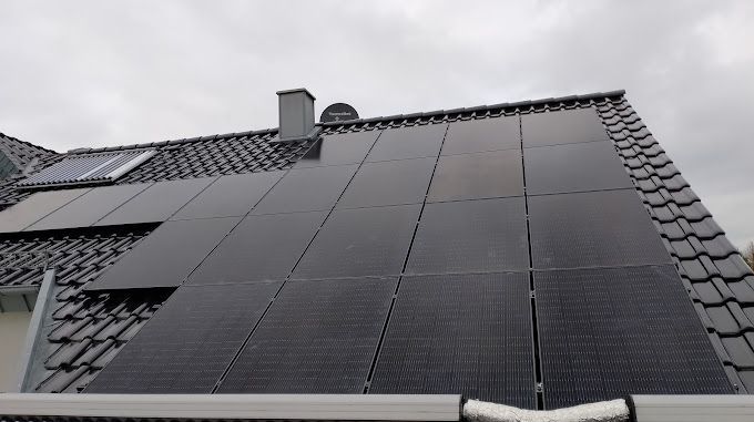 Installation von Modulen auf Ziegeldach