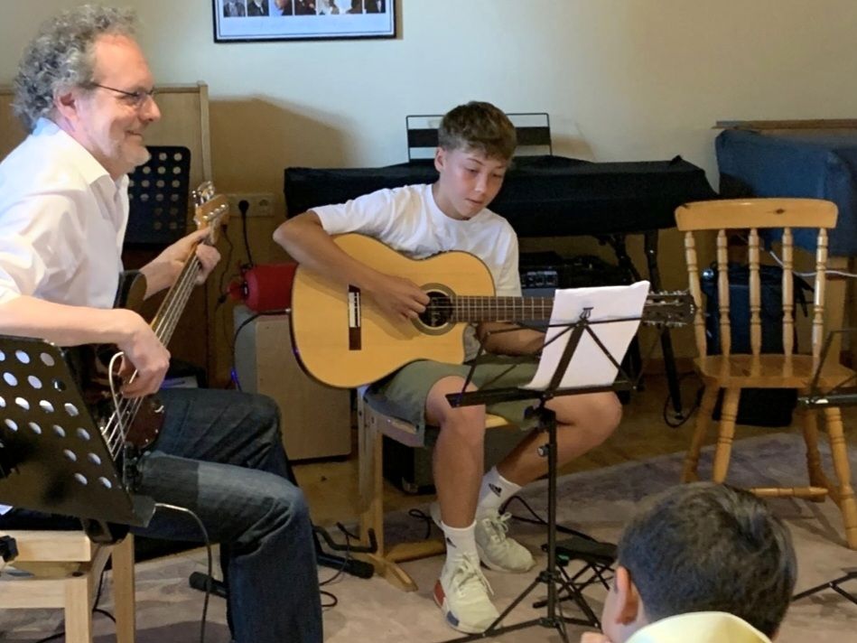 Am Sonntag 29.06.2025 fand in der Musikschule Straßlach ein Klassenvorspiel der Gitarrenschülerinnen