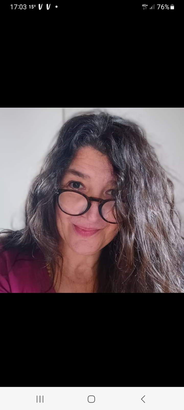 Claudia Kleinefeld
Zertifizierte Astrologin H.Faß/S. Bends
Life Trust Coaching by V. Lindau
Pädagogin
Projekte und Arbeit „Kunst vom Kind“
Malerei
Liedermacherin
Astrologische Lesungen über
WhatsApp/Telegramm
Was sind deine Anlagen, Stärken und
Schattenseiten?
Was sind deine Schwerpunktthemen?
Wo kommst du her? Wo gehst du hin?
Wie lebst du die unterschiedlichsten
Lebensbereiche?
Was sind JETZT deine Herausforderungen und wie
lange dauern diese Prozesse?
Wie ist deine Elternverbindung?
Wie lebst du Beziehungen?
Sind diese überhaupt wichtig in deinem Leben?
Wie kommt das Thema Arbeit zum Ausdruck?
Usw.
In der Astrologie geht es nicht um Hellseherei.
Alle Planetenstände und deren Bewegungen sind
berechnet.
Planeten in den unterschiedlichen Tierkreiszeichen
mit ihren Aspekten zueinander beschreiben
eine Zeitqualität.
Was du mit dieser Möglichkeit machst, ist deine
Wahl!
Wir bekommen einen Rahmen vorgegeben-durch
unsere biologischen Anlagen,
unsere äußeren Bedingungen, unsere Erziehung,
unsere Kultur und unser Mindset.
Niemandem ist alles möglich. Aber im Rahmen
unserer Möglichkeiten können wir unsere
Entscheidungen treffen.
Die Astrologie ist sozusagen ein Messinstrument
hierfür, ein Anzeiger für deine „Speisekarte“.
Erstberatung: 90 Euro
Folgeberatung: 60 Euro
Kurzberatung: 30 Euro
Beziehungsberatung (Paare, Eltern-Kind, Kollegen,
etc.): 120 Euro
Life Trust Coaching
Coachingarbeit ist Ziel- und Lösungsorientiert, nicht
zu verwechseln mit einer Therapie.
Mithilfe von gezielten Fragestellungen wirst du
selbst zur Lösung geführt.
Z.B:
Was genau ist das Problem?
Was denkst du, was fühlst du?
Was ist dein größter Wunsch für die nächste Zeit?
Was sind deine Stärken; was kannst du wirklich
gut?
Was ist dein Ziel?
Wie kommst du dorthin?
Usw.
Lasercoaching- Kurz und knackig ca. 30 Minuten:
45 Euro
Kompaktcoaching- Situativ mit unterschiedlichen
Techniken wie Systemische Arbeit, Byron Kathie,
Malerei, etc 60 Minuten: 90 Euro
Coachingpakete von mehreren Sitzungen zu
bestimmten Themen:
Z.B: Beziehungen, Beruf/Berufung, Sinn,
Kommunikation, Burnout-Prophylaxe, Selbstliebe,
etc. 60 Minuten: 90 Euro
Kontakt
Claudia Kleinefeld
in Ruppichteroth
Über WhatsApp/Telegram:
01781787401
claudia-kleinefeld@gmx.de