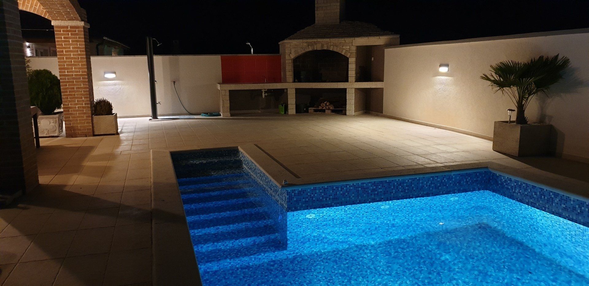 Pooldes Ferienhauses bei Nacht.