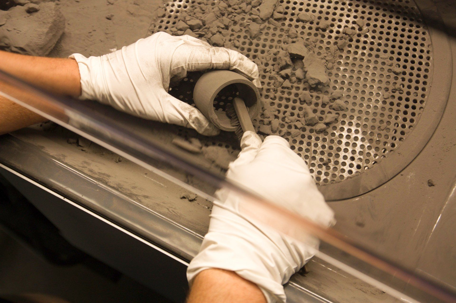 Sablage d'une pièce imprimée en 3D par technologie de frittage poudre SLS en PA12