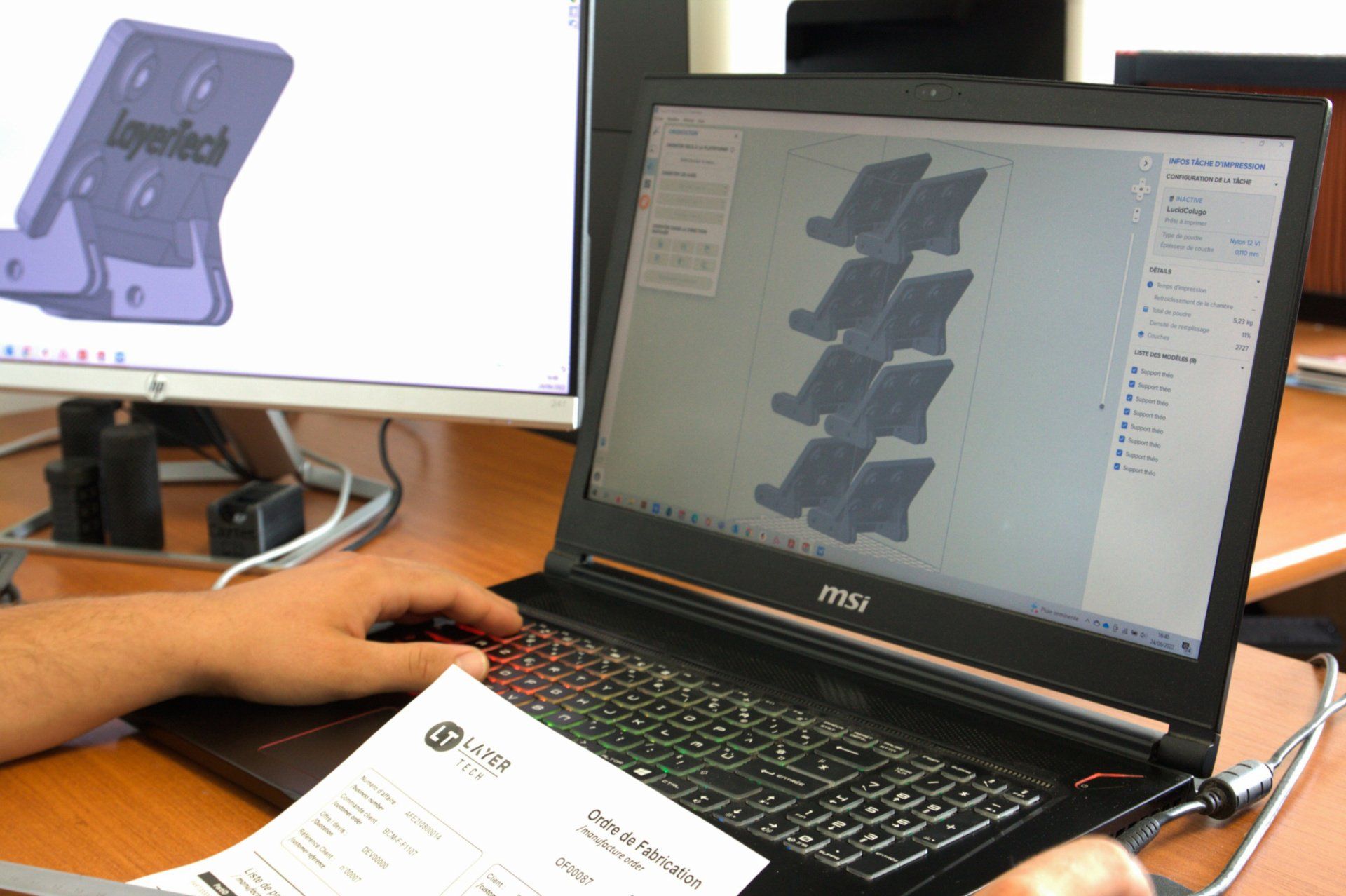 Opérateur en train de préparer un fichier de fabrication 3D avec le slicer preform
