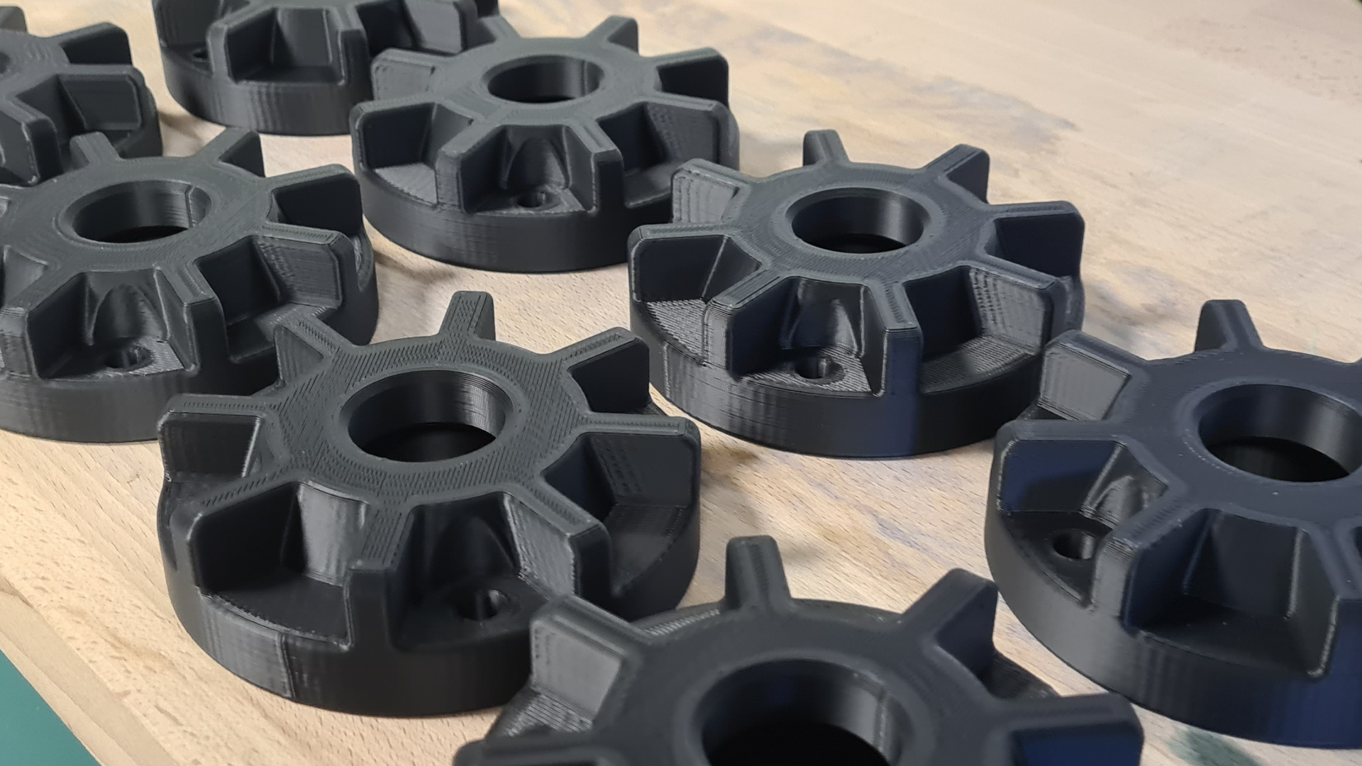 Pièces jaunes en PETG imprimées en dépôt de filament (FDM)