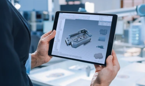 Photo d'une personne qui réalise la conception d'une pièce sur tablette.