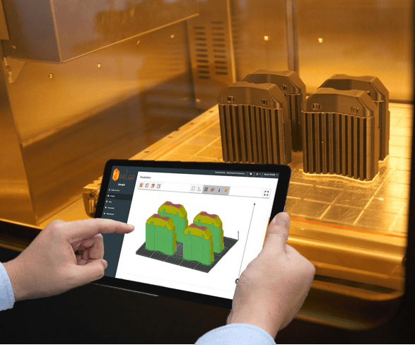 Opérateur qui utilise l'outil de cloud manufacturing de LayerTech pour commander en ligne depuis son entrepôt digital