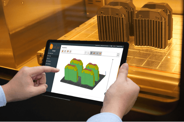Photo d'un intervenant en train de suivre une production par impression 3D grâce à un logiciel de cloud manufacturing